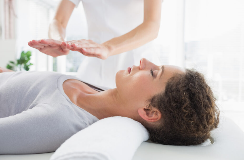 Femme qui participe à une séance de soins énergétique, circulation des énergies