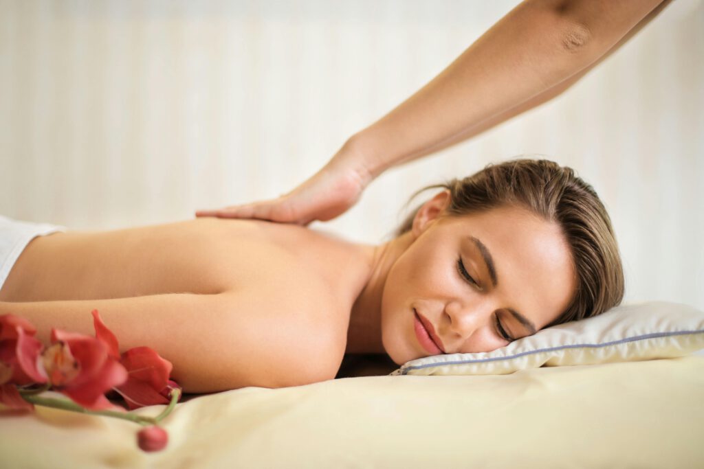 Une femme qui se fait masser
